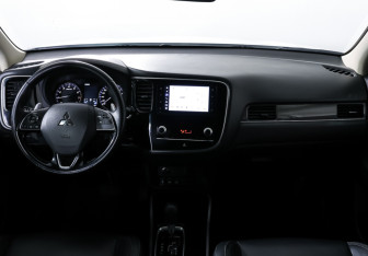 Подержанный автомобиль Mitsubishi Outlander 2021 года (13 фото)