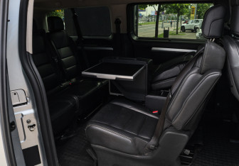 Подержанный автомобиль Peugeot Traveller 2020 года (10 фото)