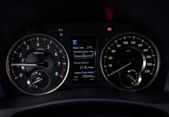 Подержанный автомобиль Toyota Alphard 2018 года (16 фото)