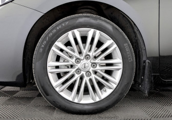 Подержанный автомобиль Lexus ES 2016 года (18 фото)