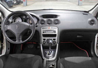 Подержанный автомобиль Peugeot 308 Hatchback 2008 года (14 фото)