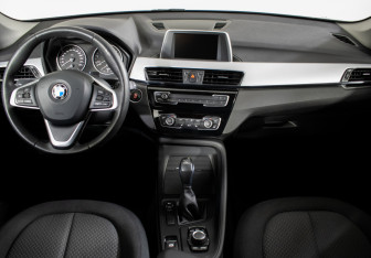 Подержанный автомобиль BMW X1 2017 года (10 фото)