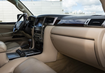 Подержанный автомобиль Lexus LX 2012 года (15 фото)