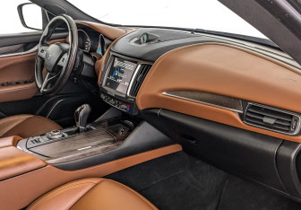 Подержанный автомобиль Maserati Levante 2017 года (13 фото)