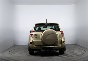 Подержанный автомобиль Toyota RAV4 2011 года (6 фото)