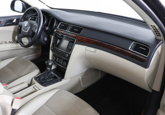 Подержанный автомобиль Skoda Superb Liftback 2012 года (10 фото)