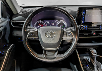 Подержанный автомобиль Toyota Highlander 2021 года (20 фото)