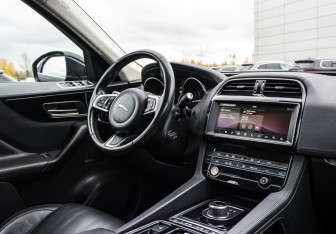 Подержанный автомобиль Jaguar F-Pace 2020 года (12 фото)
