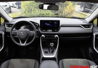 Подержанный автомобиль Toyota RAV4 2024 года (12 фото)