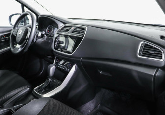 Подержанный автомобиль Suzuki SX4 Hatchback 2016 года (6 фото)