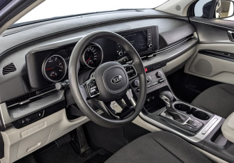 Подержанный автомобиль Kia Carnival 2021 года (15 фото)