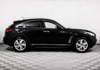 Подержанный автомобиль Infiniti QX70 2014 года (4 фото)