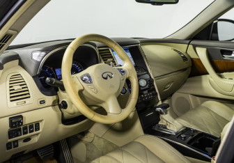 Подержанный автомобиль Infiniti QX70 2015 года (9 фото)