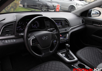 Подержанный автомобиль Hyundai Elantra Sedan 2017 года (10 фото)