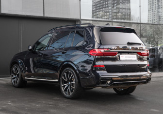 Подержанный автомобиль BMW X7 2022 года (7 фото)