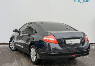 Подержанный автомобиль Nissan Teana 2010 года (7 фото)