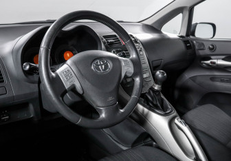 Подержанный автомобиль Toyota Auris Hatchback 2008 года (14 фото)