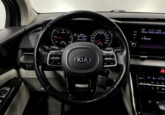 Подержанный автомобиль Kia Carnival 2021 года (15 фото)