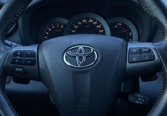 Подержанный автомобиль Toyota RAV4 2012 года (15 фото)