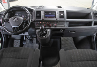 Подержанный автомобиль Volkswagen Caravelle 2017 года (14 фото)