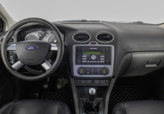 Подержанный автомобиль Ford Focus Hatchback 2007 года (13 фото)