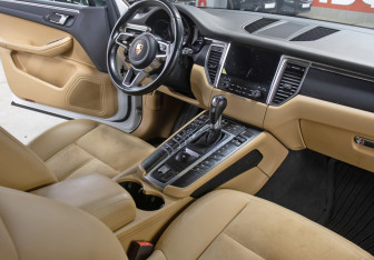 Подержанный автомобиль Porsche Macan 2017 года (11 фото)