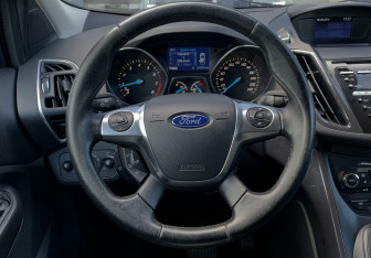 Подержанный автомобиль Ford Kuga 2014 года (16 фото)