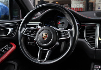 Подержанный автомобиль Porsche Macan 2017 года (19 фото)