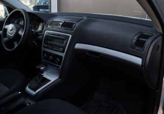 Подержанный автомобиль Skoda Octavia Liftback 2011 года (7 фото)