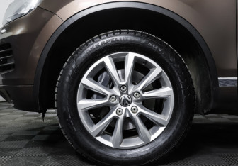 Подержанный автомобиль Volkswagen Touareg 2013 года (25 фото)