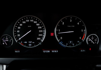 Подержанный автомобиль BMW X5 2015 года (11 фото)