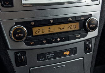 Подержанный автомобиль Toyota Avensis Sedan 2012 года (21 фото)