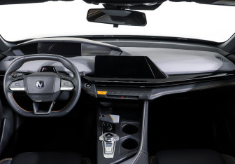 Подержанный автомобиль Changan UNI-V 2023 года (13 фото)