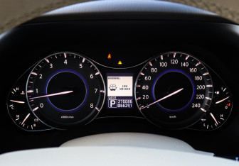 Подержанный автомобиль Infiniti QX56 2010 года (9 фото)