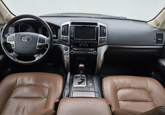 Подержанный автомобиль Toyota Land Cruiser Suv 2014 года (11 фото)