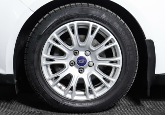 Подержанный автомобиль Ford Focus Sedan 2013 года (9 фото)