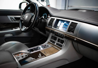 Подержанный автомобиль Jaguar XF Sedan 2011 года (27 фото)