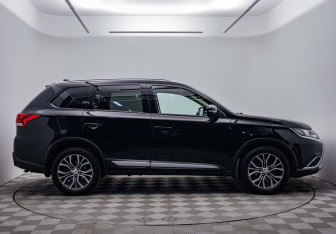 Подержанный автомобиль Mitsubishi Outlander 2017 года (4 фото)