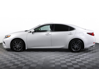 Подержанный автомобиль Lexus ES 2015 года (8 фото)