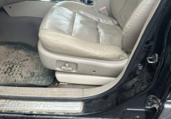 Подержанный автомобиль Kia Sorento 2002 года (17 фото)