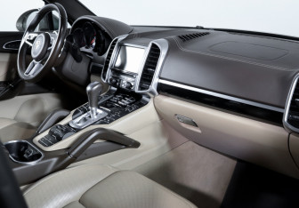 Подержанный автомобиль Porsche Cayenne 2016 года (9 фото)