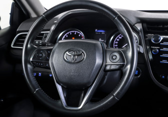 Подержанный автомобиль Toyota Camry Sedan 2019 года (13 фото)