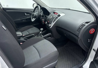 Подержанный автомобиль Kia Ceed Hatchback 2010 года (13 фото)