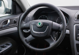 Подержанный автомобиль Mitsubishi Pajero Sport 2020 года (15 фото)