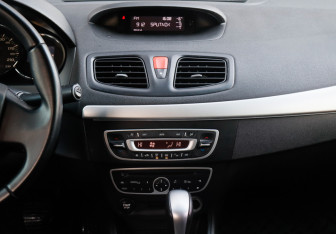 Подержанный автомобиль Renault Fluence 2011 года (11 фото)