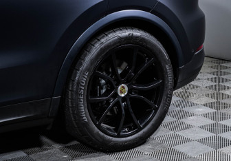 Подержанный автомобиль Porsche Cayenne 2023 года (15 фото)