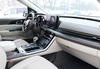 Подержанный автомобиль Kia Carnival 2020 года (9 фото)