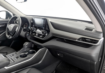 Подержанный автомобиль Toyota Highlander 2021 года (11 фото)
