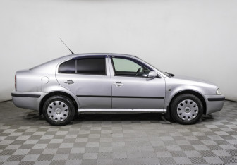 Подержанный автомобиль Skoda Octavia Liftback 2008 года (4 фото)