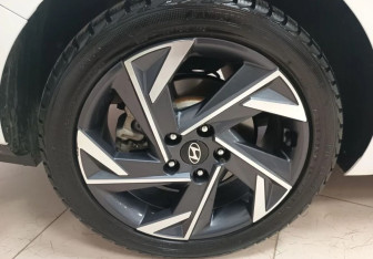 Подержанный автомобиль Hyundai Elantra Sedan 2024 года (21 фото)